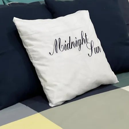 Midnight Sun לינה וארוחת בוקר